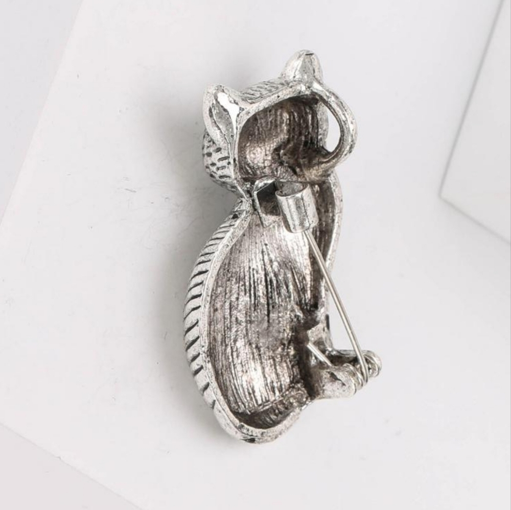 Sweet little cat broach; green zirconia eyes; silver metal; 1.3"H x .67"W; nwot - Picture 5 of 7